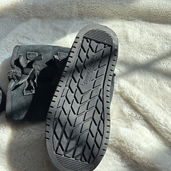Koolaburra by UGG Kids Bow Boots – Size 2 | Black Suede | Cozy Winter Style | - Picture 5 of 9